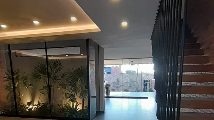 Hall de una casa con iluminación LED perimetral y luces empotradas